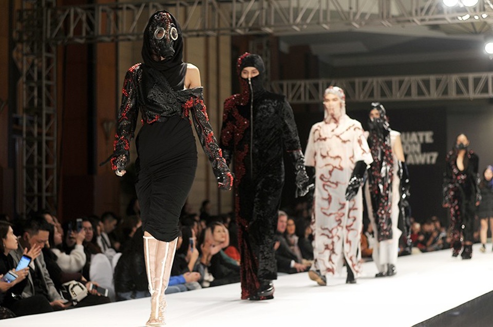 Sinh viên Việt đưa "trang phục ninja", mặt nạ phòng độc lên sàn diễn thời trang - 8
Những mẫu thiết kế của Thùy Linh