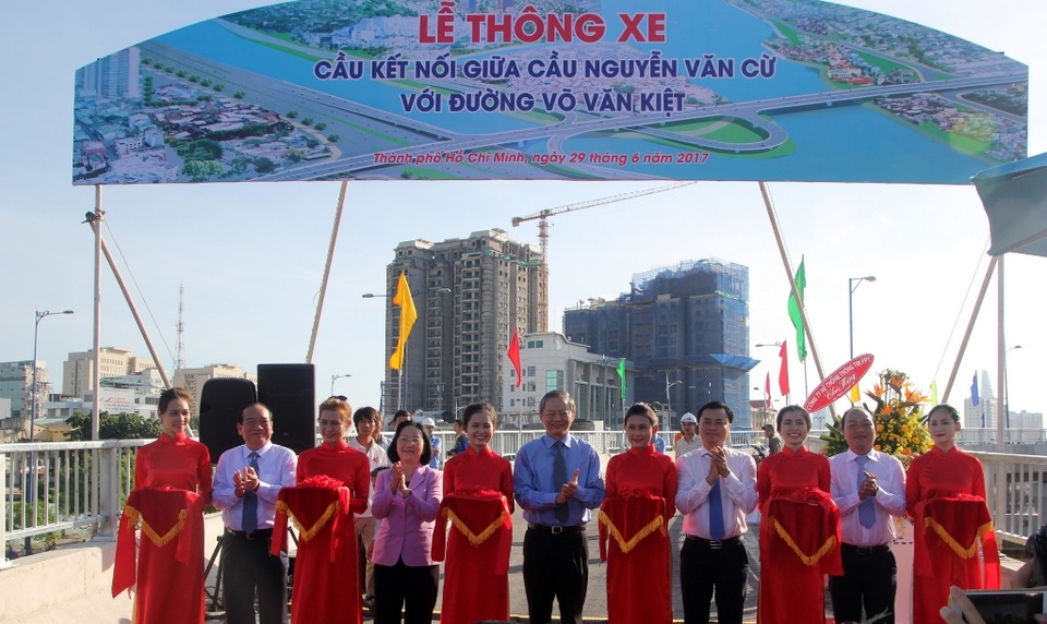 TPHCM: Thông xe 2 nhánh cầu Nguyễn Văn Cừ chống kẹt xe khu trung tâm - 1 Lãnh đạo TPHCM dự lễ thông xe 2 nhánh cầu Nguyễn Văn Cừ