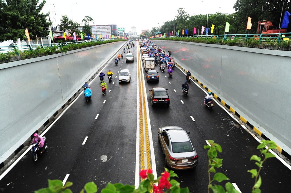 Người dân thông xe qua hầm chui trong sáng 1/11