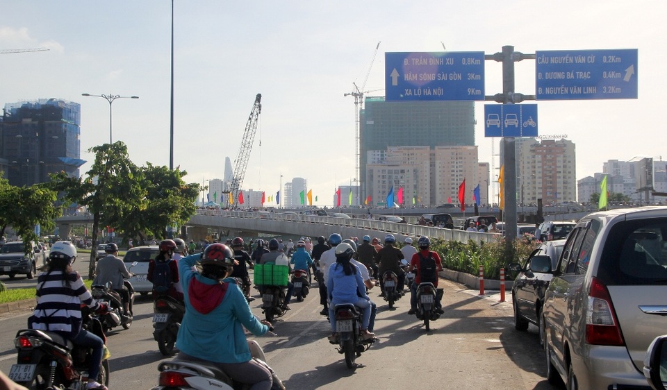 TPHCM: Thông xe 2 nhánh cầu Nguyễn Văn Cừ chống kẹt xe khu trung tâm - 2 Từ nay, cầu Nguyễn Văn Cừ giúp kết nối giao thông giữa quận 1, 5 với quận 4, 8 thuận lợi hơn