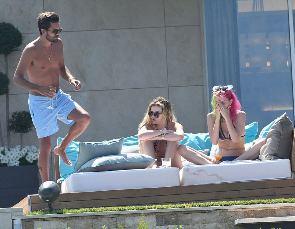 Mỹ nhân 19 tuổi khoe dáng với áo tắm hai mảnh - 11
Vài tuần trước khi cặp kè với Bella Thorne, Scott còn bày tỏ tình yêu với Kourtney và mong muốn hàn gắn với cô. Anh gọi Kourtney là tình yêu lớn và dành thời gian đi nghỉ cùng bốn mẹ con cô.