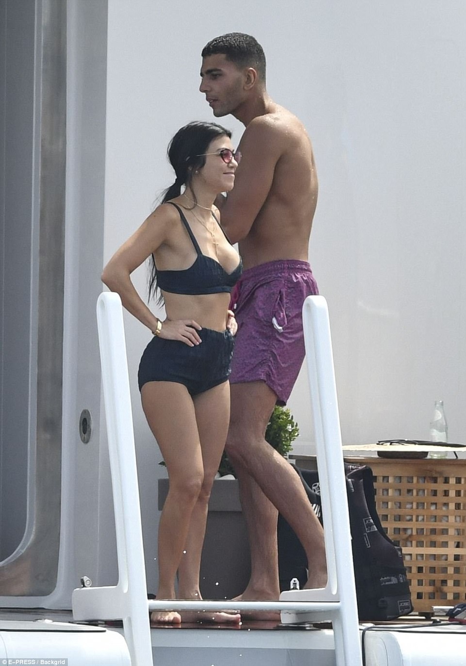 Mỹ nhân 19 tuổi khoe dáng với áo tắm hai mảnh - 18
Cũng thời điểm này, Kourtney Kardashian cũng đang đi nghỉ cùng chàng người yêu kém 14 tuổi, Younes Bendjima.