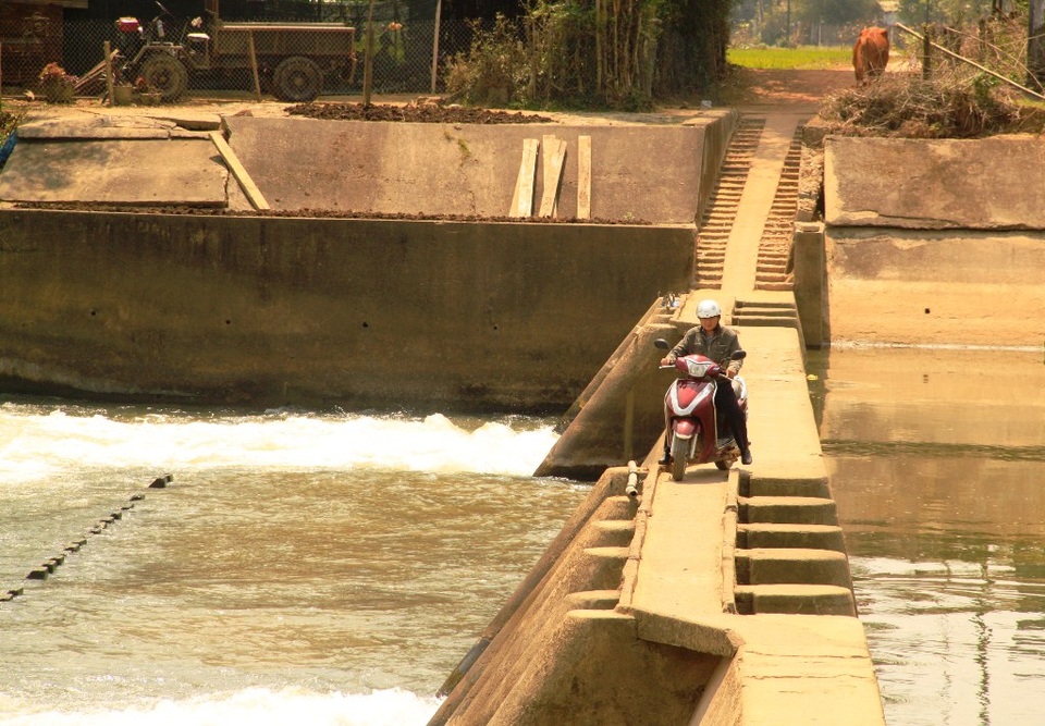 Thót tim cảnh dân liều mình băng qua đập tràn "tử thần" - 5 Nhiều đoạn cua gấp khúc, mặt tràn nhỏ rất dễ bị rơi xuống sông