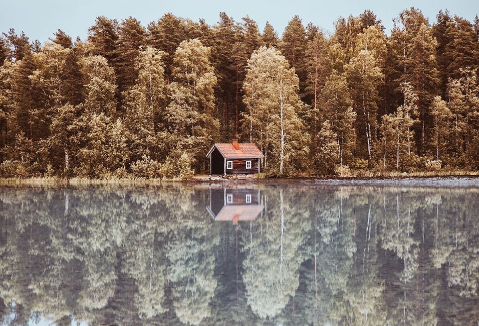 Một ngôi nhà nhỏ ở Phần Lan đứng bình yên bên mặt hồ lặng sóng.
