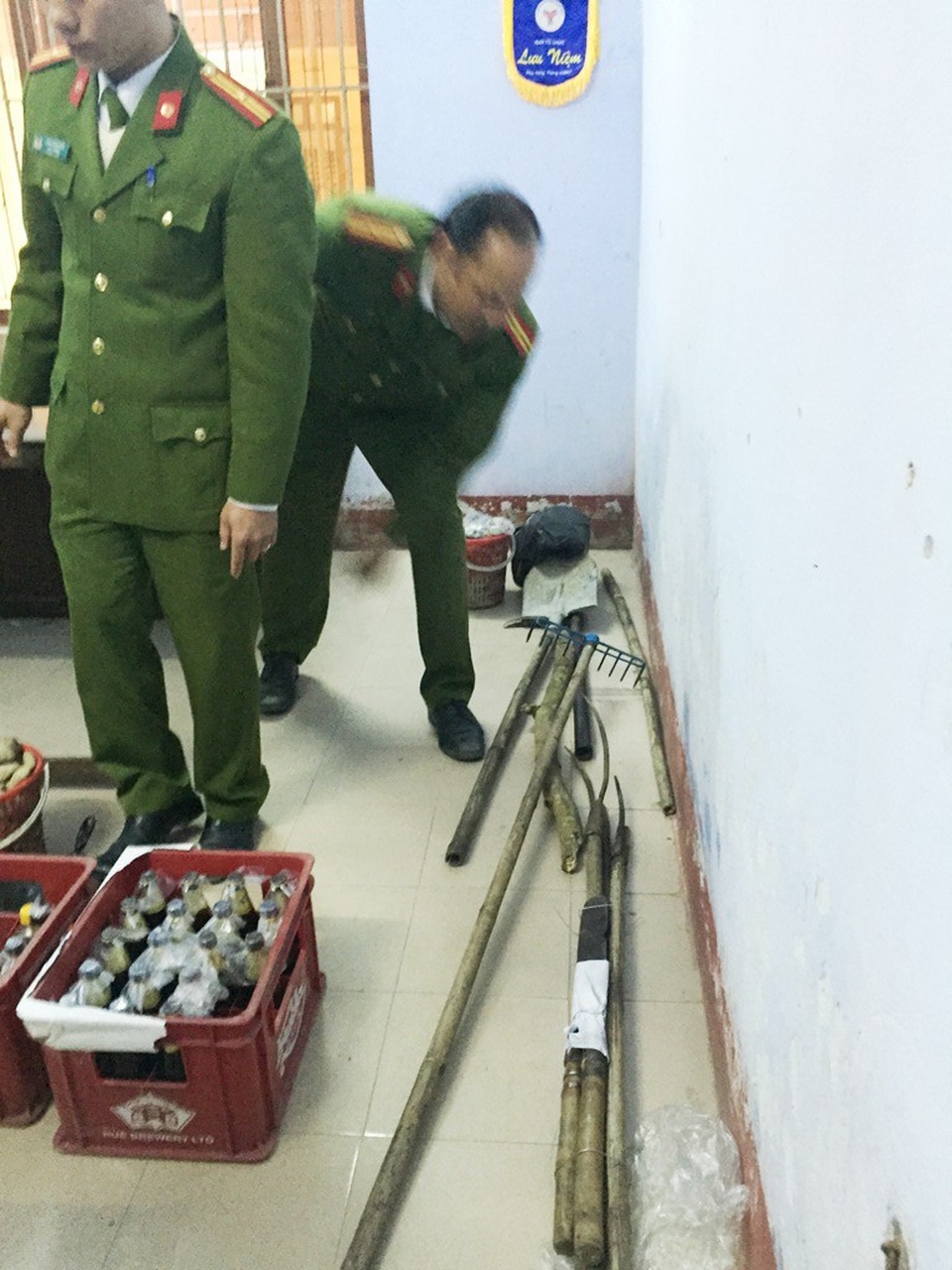 Các vật dụng thô sơ và bom xăng được thu giữ