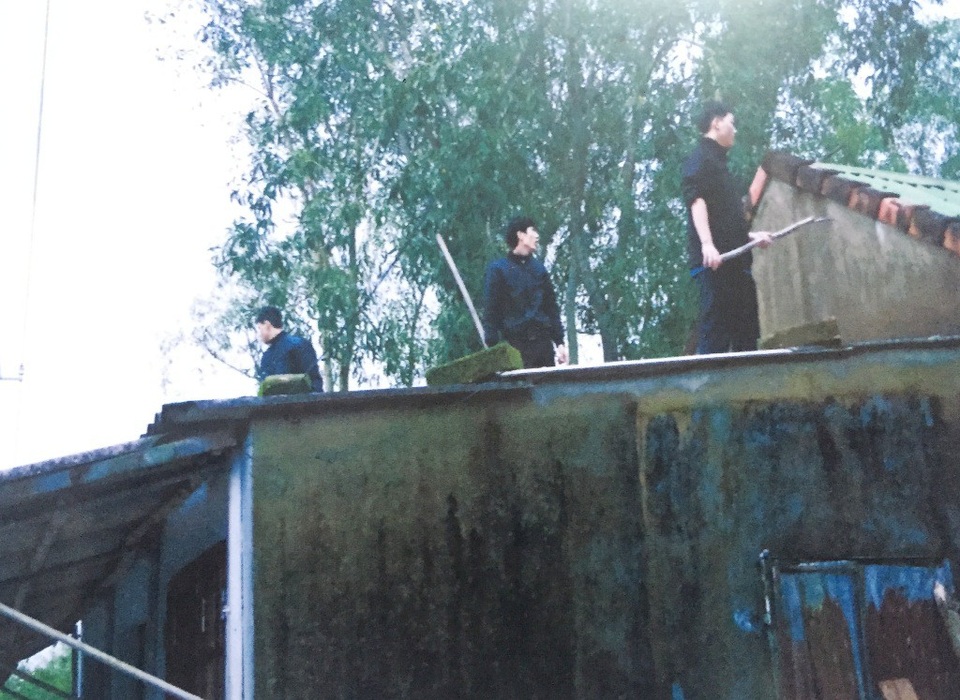 3 người con ông Đệ giở tôn lên mái nhà chống lại lực lượng chức năng