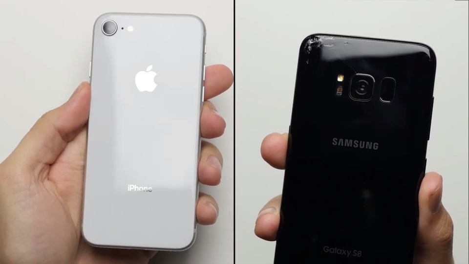 Mặt lưng iPhone 8 và Galaxy S8 sau màn rơi tự do với mặt lưng hướng xuống dưới