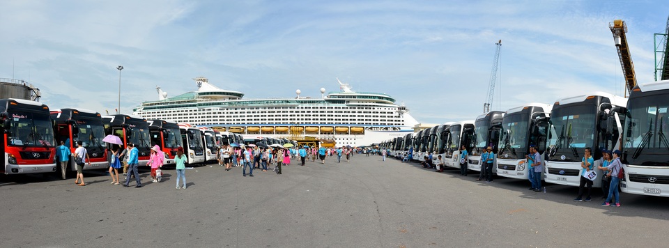 Thu giữ băng rôn mang nội dung trái phép của doanh nghiệp Trung Quốc tại Huế - 1 Tàu du lịch Voyager of the seas chở khách đến Cảng Chân Mây vào sáng 4/7 (ảnh: Công ty CP Cảng Chân Mây cung cấp)