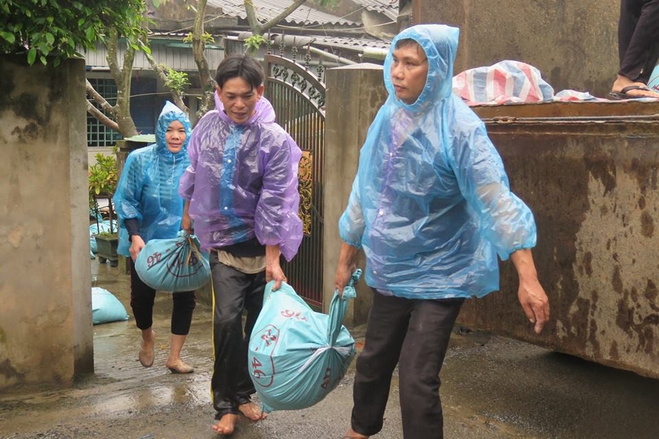 Tiêu hủy hơn 362 tấn sứa tồn đọng sau sự cố môi trường biển - 1 Người dân gom sứa để đưa đi tiêu hủy