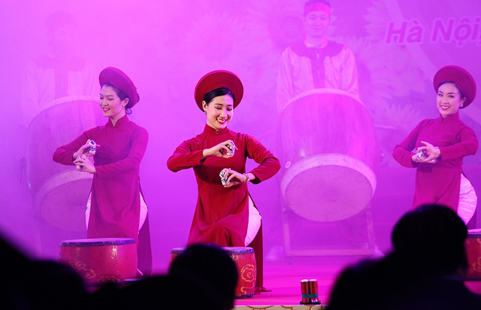 Giữa buổi tuyên dương Thủ khoa, cô gái múa tỏa sáng bởi nhan sắc như hoa hậu - 1 Cô gái múa xinh đẹp nổi bật trong tiết mục văn nghệ tại Lễ tuyên dương Thủ khoa xuất sắc