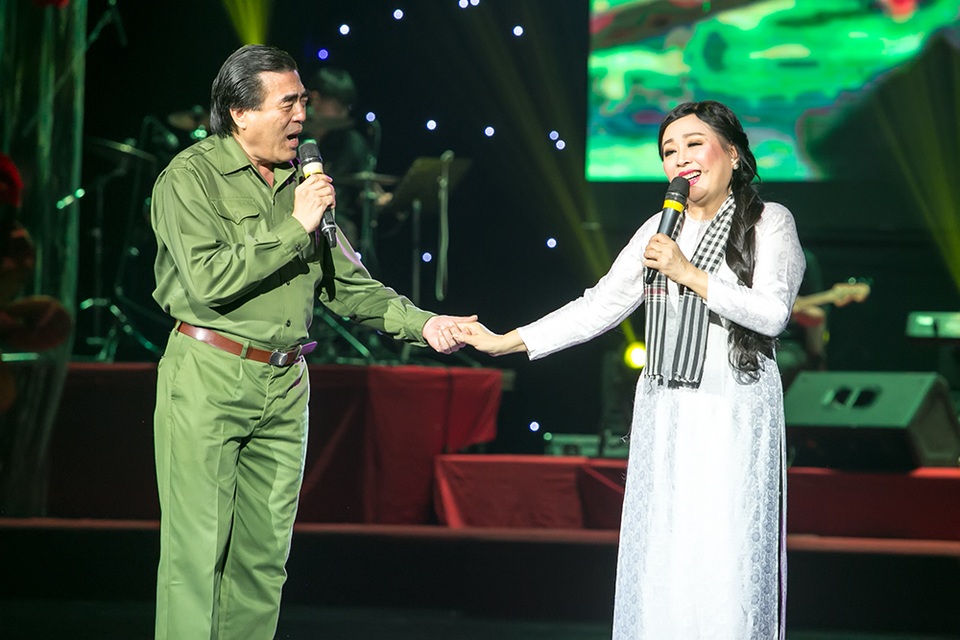 Thanh Lam, Phương Thanh nồng nàn và xúc cảm trong đêm nhạc “Màu hoa đỏ” - 1 NSND Trung Đức và NSND Thu Hiền nồng nàn với Gửi em ở cuối sông Hồng.