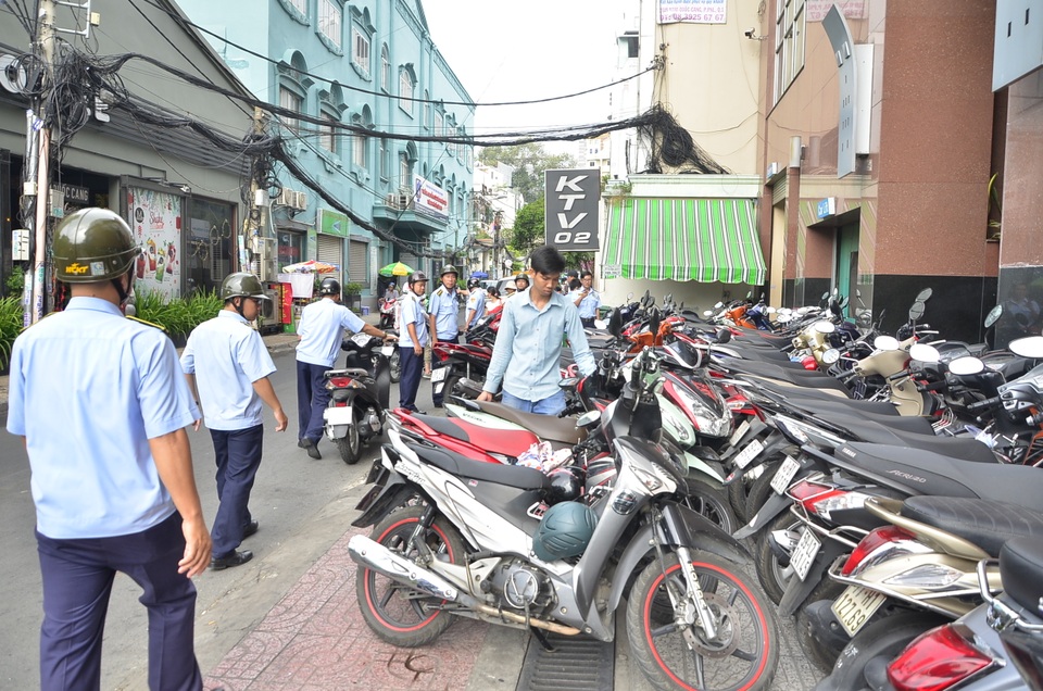 Ông Đoàn Ngọc Hải “xoá sổ” 24 điểm giữ xe chiếm vỉa hè - 1 Một điểm giữ xe máy không phép bị quận 1 xử lý trong đợt ra quân đòi vỉa hè vừa qua