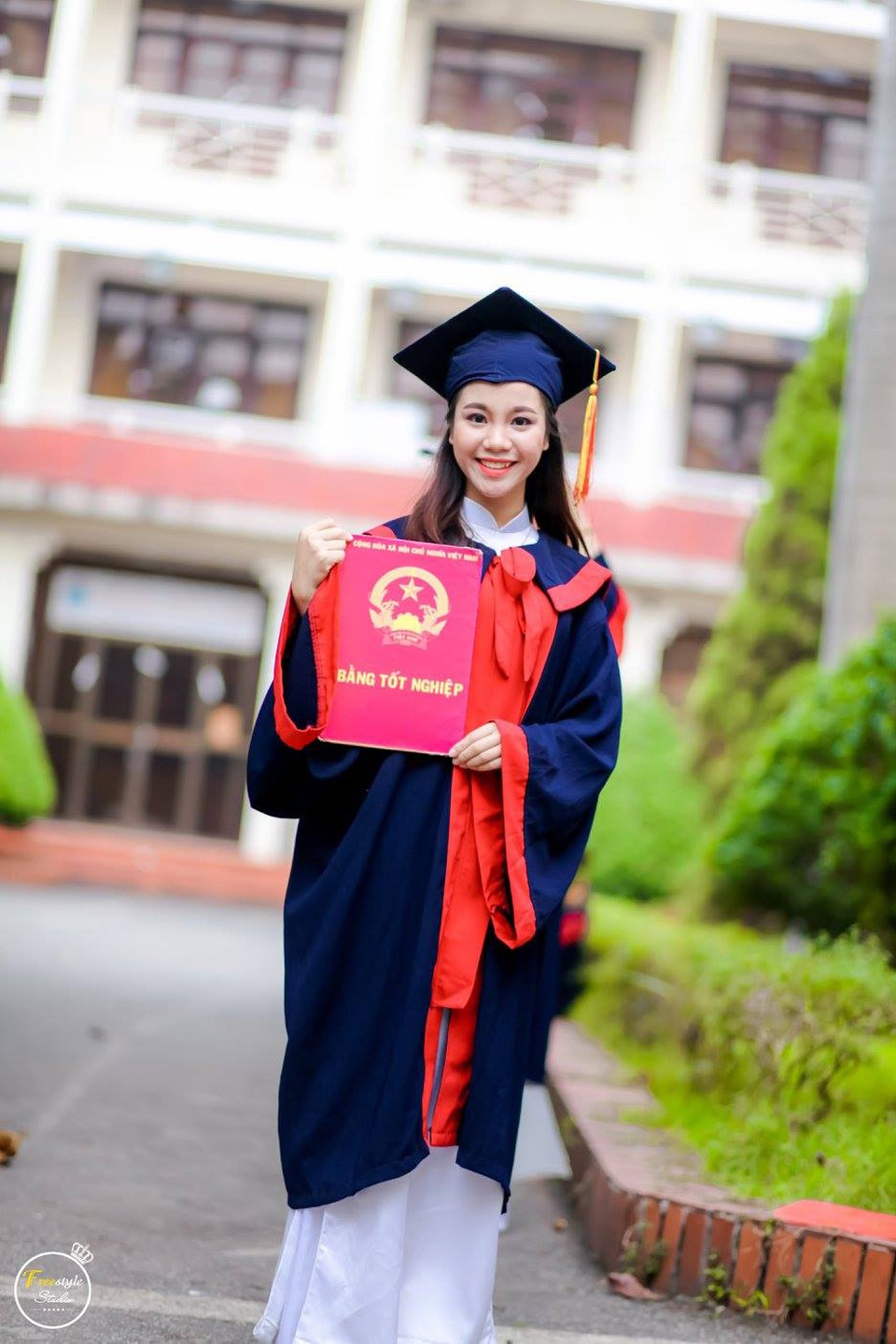 Tân Thủ khoa ĐH Sư phạm Hà Nội 2: “Đi gia sư từ năm 2 để tích lũy kinh nghiệm” - 2 Chân dung nữ thử khoa xinh đẹp trong chiếc áo cử nhân.