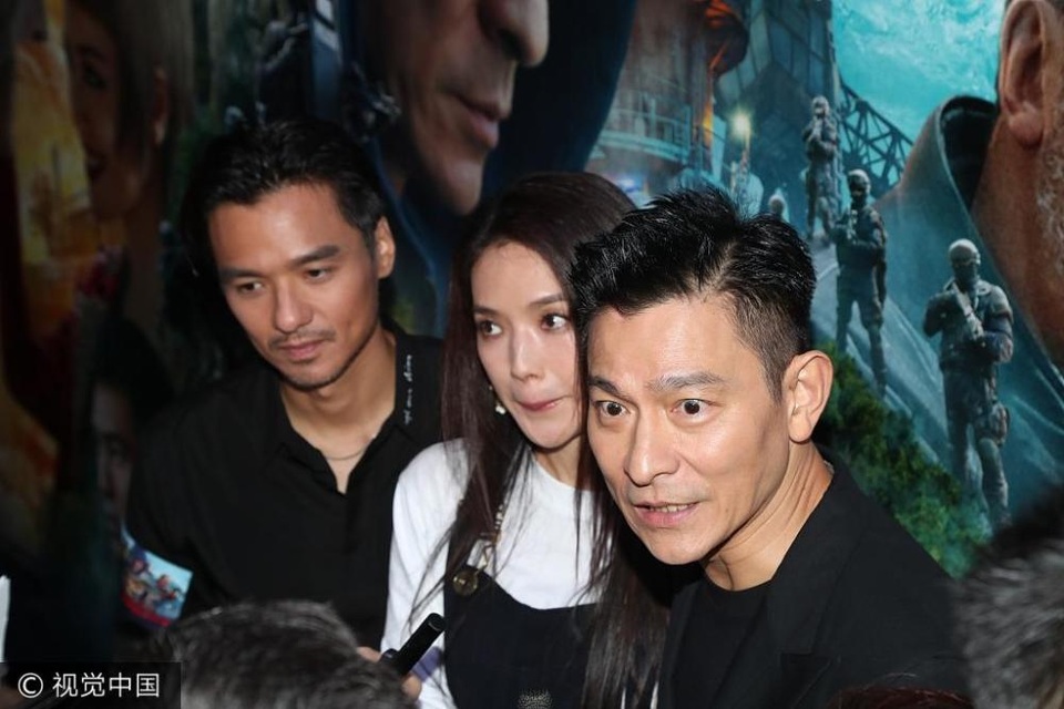 Vợ chồng Thư Kỳ, Phùng Đức Luân thắm thiết bên nhau - 8
Lưu Đức Hoa trả lời phỏng vấn người hâm mộ và truyền thông về vai diễn mới của anh. Trong phim, ngôi sao ngoài 50 tuổi tiếp tục thử sức với những cảnh quay hành động mạo hiểm.