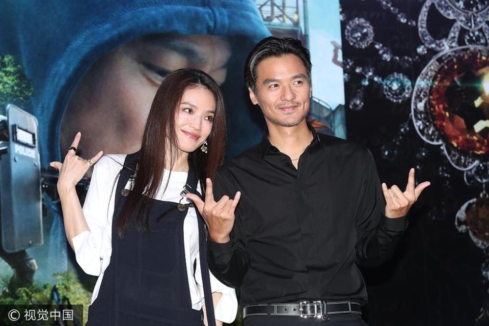 Vợ chồng Thư Kỳ, Phùng Đức Luân thắm thiết bên nhau - 7
Có thông tin cho rằng, tình cảm vợ chồng của Thư Kỳ và Phùng Đức Luân có dấu hiệu rạn nứt sau 1 năm chung sống vì cả hai đều bận rộn với công việc riêng, ít có thời gian dành cho nhau. Song, Thư Kỳ đã dẹp tan tin đồn này bằng những hình ảnh tình tứ bên ông xã.