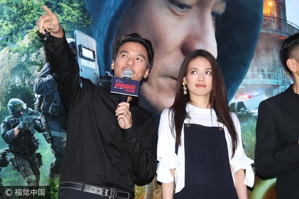 Vợ chồng Thư Kỳ, Phùng Đức Luân thắm thiết bên nhau - 2
Đây là sự kiện hiếm hoi mà vợ chồng Thư Kỳ và Phùng Đức Luân cùng góp mặt và sánh đôi trong thời gian gần đây. Cặp đôi sắp kỷ niệm 1 năm làm đám cưới.