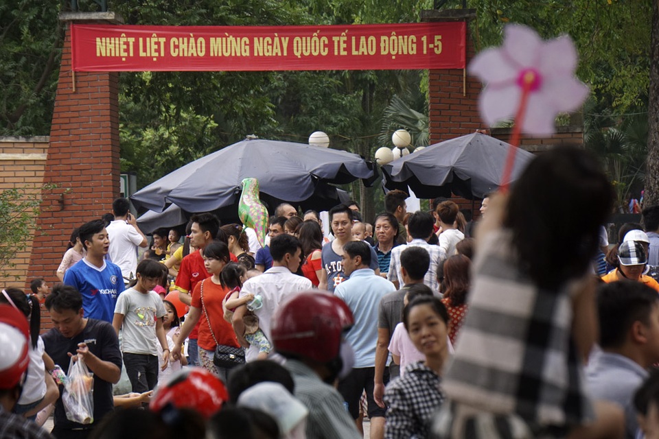 Tiếp tục... nghẹt thở ở công viên Thủ Lệ - 14
Hàng vạn người đổ về vườn thú Thủ Lệ để vui chơi, giải trí