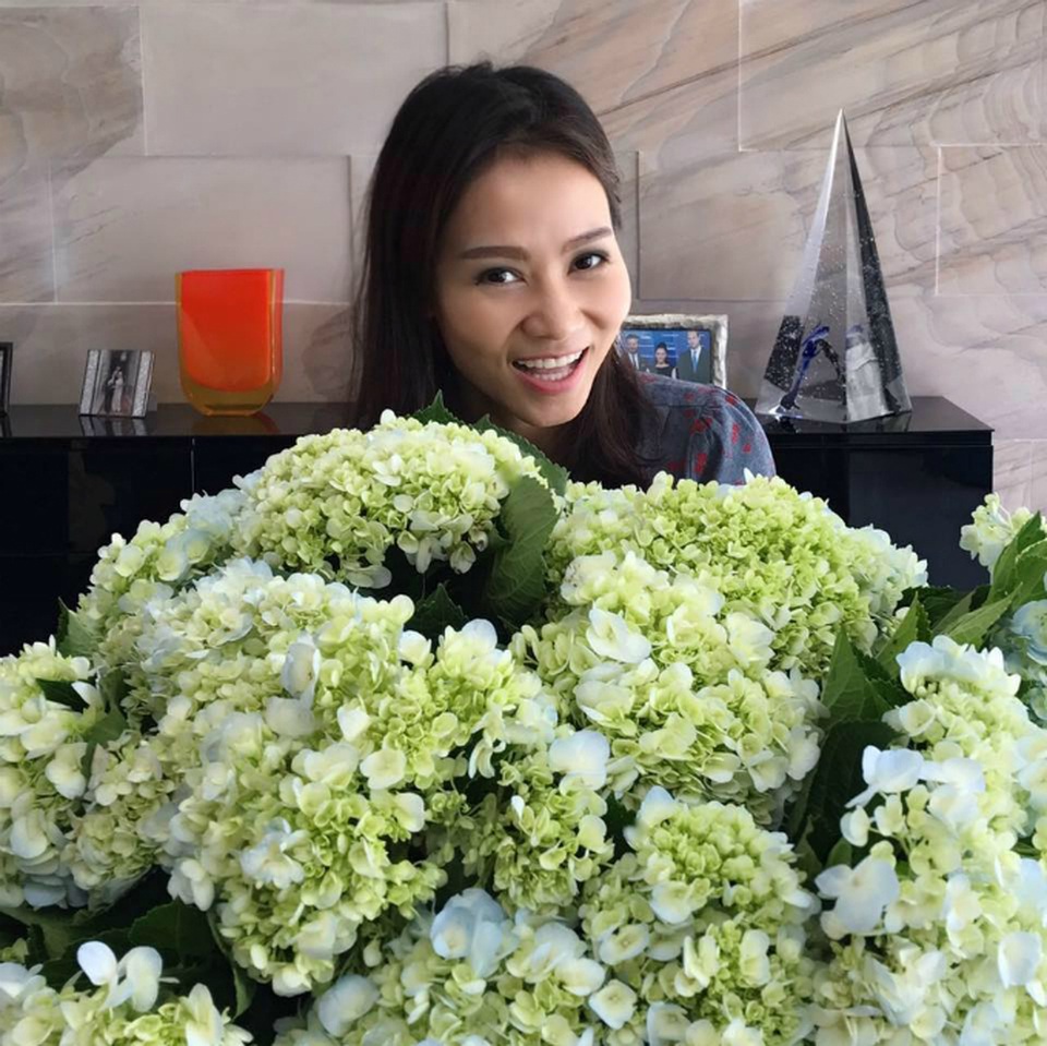 Angela Phương Trinh khoe ảnh “giường chiếu”; Trấn Thành cùng vợ "du hí" Hàn Quốc - 9 Thu Minh khoe bó hoa cẩm tú cầu khổng lồ do ông xã tặng, cô viết: Phải cười tươi hơn hoa mới chịu. Thank you my white bear.