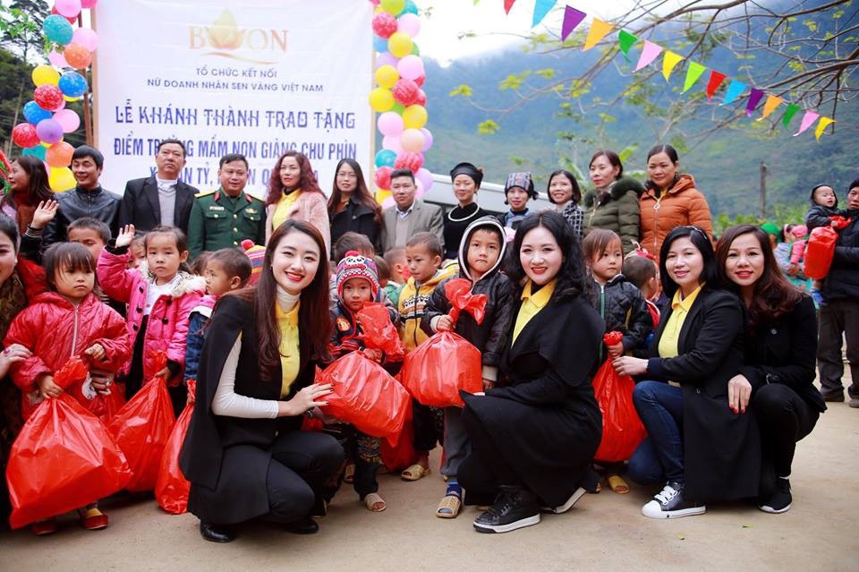 Hoa hậu Thu Ngân tặng quà học trò nghèo Hà Giang - 5 Hoa hậu Thu Ngân tặng quà học trò nghèo Hà Giang - 5