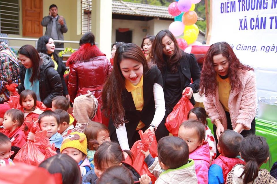 Hoa hậu Thu Ngân tặng quà học trò nghèo Hà Giang - 4 Hoa hậu Thu Ngân tặng quà học trò nghèo Hà Giang - 4