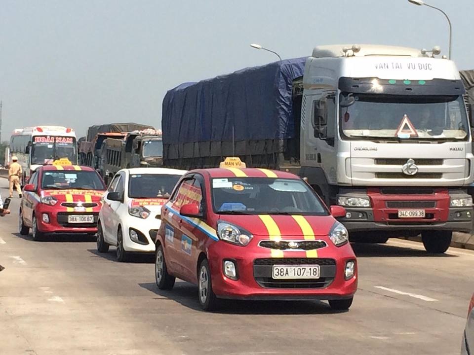 Đoàn ô tô dán băng rôn "diễu hành" phản đối trạm BOT - 1