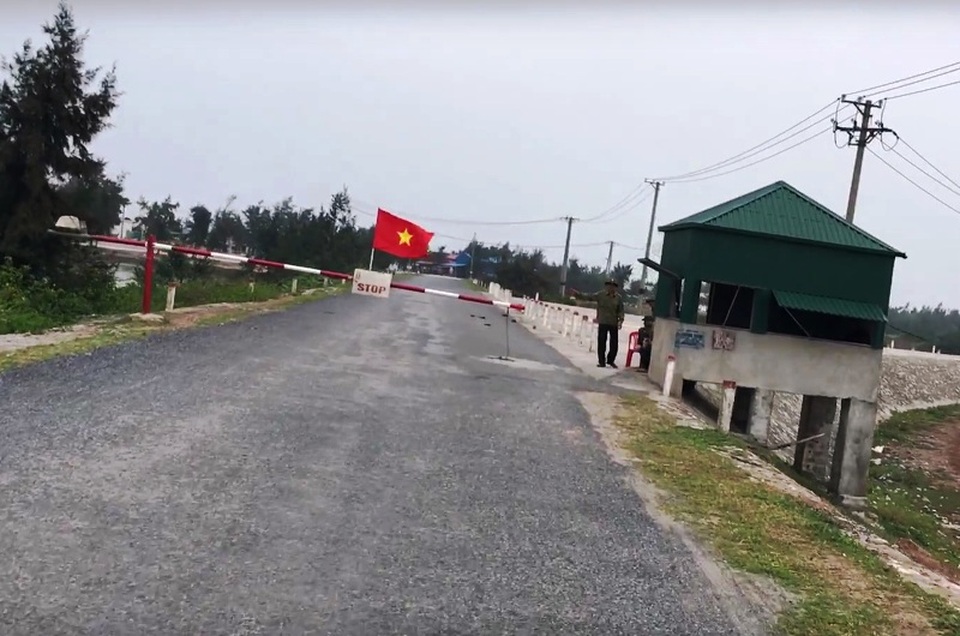 Làm rõ việc lập trạm thu phí tự phát thu tiền không biên lai - 1 Trạm thu phí tự phát nằm trên tỉnh lộ 221A bị phản ánh và đã tháo dỡ (ảnh cắt từ clip)