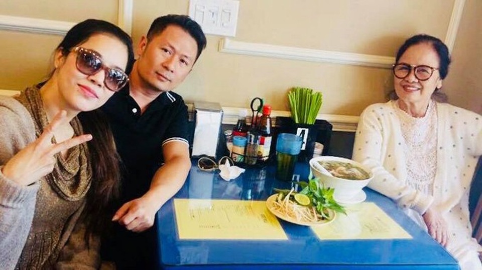 Công Vinh khoe ảnh con gái đã lớn; Đặng Thu Thảo khoe ảnh "tự sướng" - 11 Thu Phương vui vẻ khoe ảnh đi ăn phở cùng Bằng Kiều và mẹ của anh