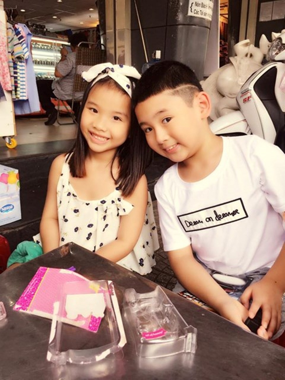 Trong khi Thành Trung bí mật làm đám hỏi với bạn gái 9x ở Hà Nội thì Thu Phượng hoàn tất các thủ tục nhận con nuôi ở TP.HCM. Thu Phượng nhận con của anh trai làm con nuôi. Cùng với chia sẻ thông tin bất ngờ này, Thu Phượng cũng đăng tải hình ảnh của cậu con trai nuôi chụp cùng với bé Zon (con gái của Thu Phượng và MC Thành Trung). Cậu con trai nuôi của Thu Phượng có gương mặt rất xinh xắn và khôi ngô.