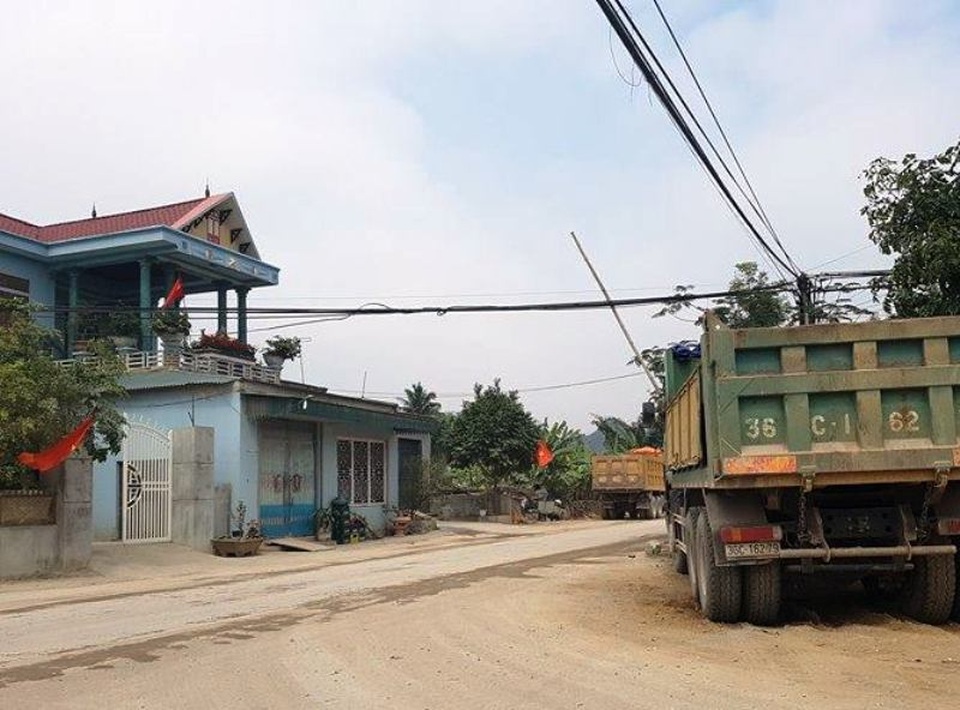 Xã tự lập barie thu phí xe tải qua đường - 1 Barie được lập ngay khu vực ngã ba, trên đường liên thôn vào Cụm công nghiệp Hoàng Sơn