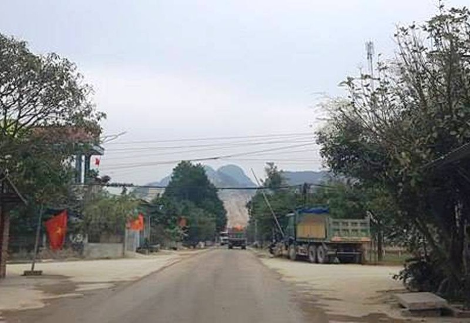 Xã tự lập barie thu phí xe tải qua đường - 2 Mỗi ngày có hàng trăm lượt phương tiện tham gia giao thông trên tuyến đường này
