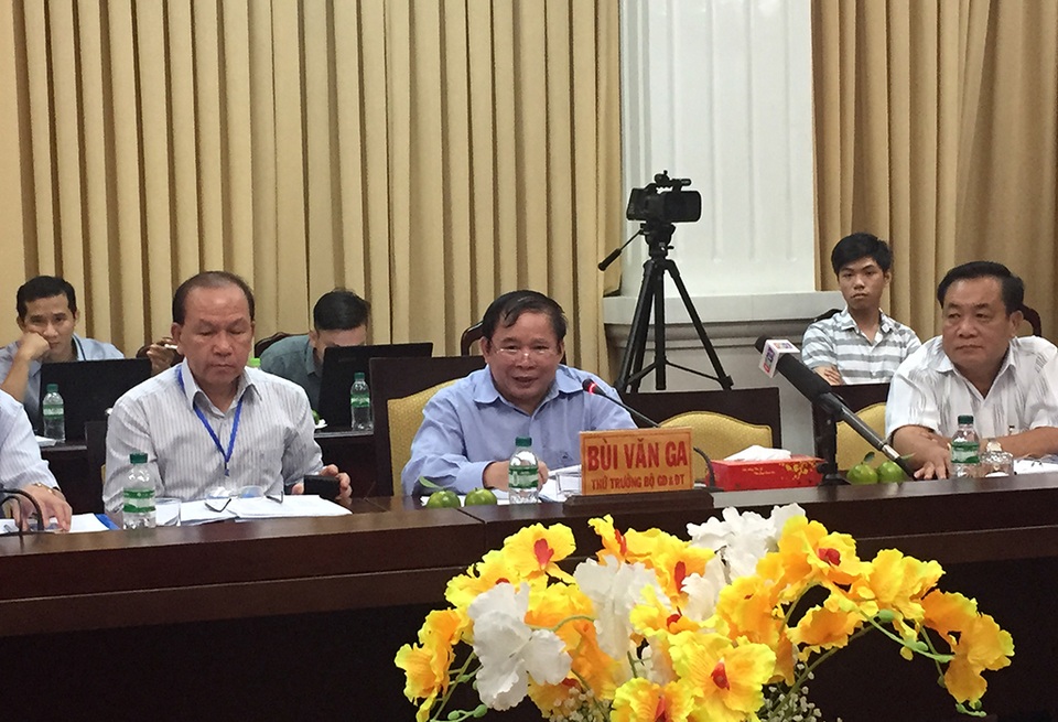Địa phương kiến nghị Bộ GD sớm công bố phần mềm chấm thi - 3
Thứ trưởng Bộ GD-ĐT Bùi Văn Ga trao đổi những vấn đề mà lãnh đạo các địa phương quan tâm liên quan đến kỳ thi THPT quốc gia