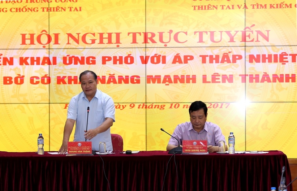 Áp thấp khả năng mạnh lên thành bão, đổ bộ Hà Tĩnh - Quảng Bình - 3 Thứ trưởng Bộ Nông nghiệp và Phát triển nông thôn Hoàng Văn Thắng chủ trì cuộc họp.