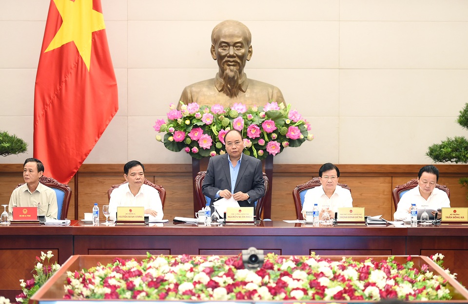Thủ tướng: Cây gỗ chứ đâu phải cây kim mà đưa khỏi rừng không bị phát hiện! - 1
Thủ tướng, Phó Thủ tướng Trịnh Đình Dũng cùng 2 Bộ trưởng Nông nghiệp, Tài nguyên - Môi trường chủ trì hội nghị