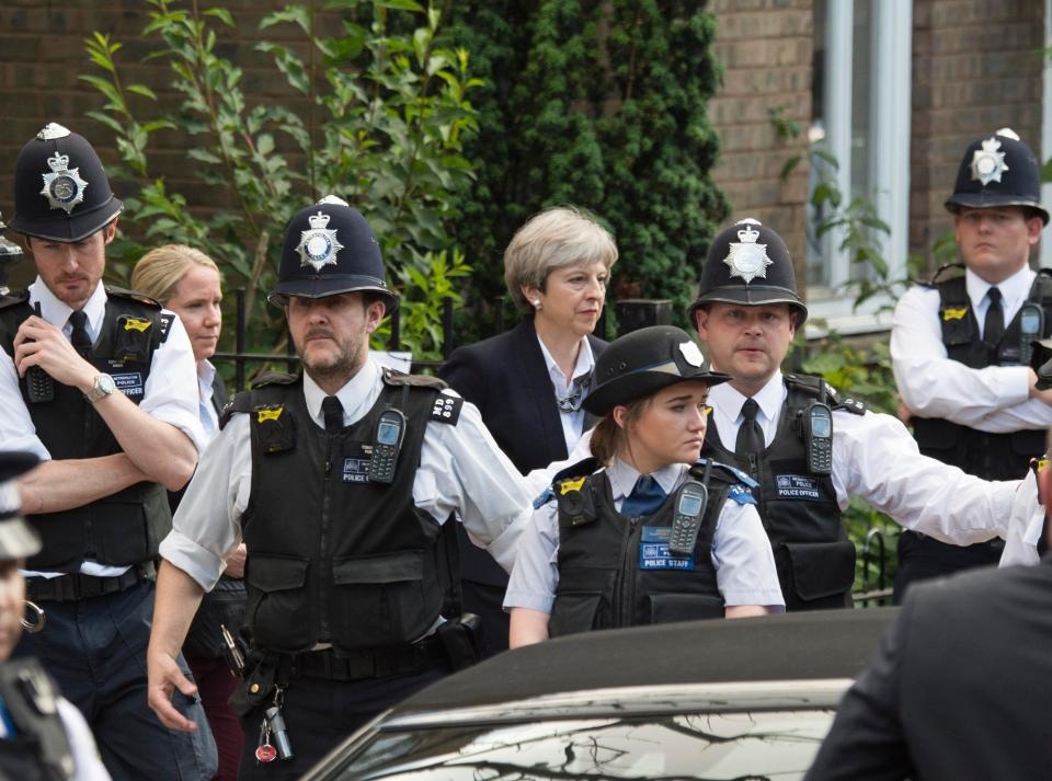 Thủ tướng Theresa May ngày 16/6 đã tới nhà thờ St. Clement ở bắc Kensington tại thủ đô London để gặp gỡ các nạn nhân còn sống sót sau vụ cháy chung cư Grenfell cũng như các tình nguyện viên và nhân viên cộng đồng. Trong khi đó, rất đông người biểu tình đã chờ sẵn bên ngoài nhà thờ để phản đối bà. (Ảnh: Metro)