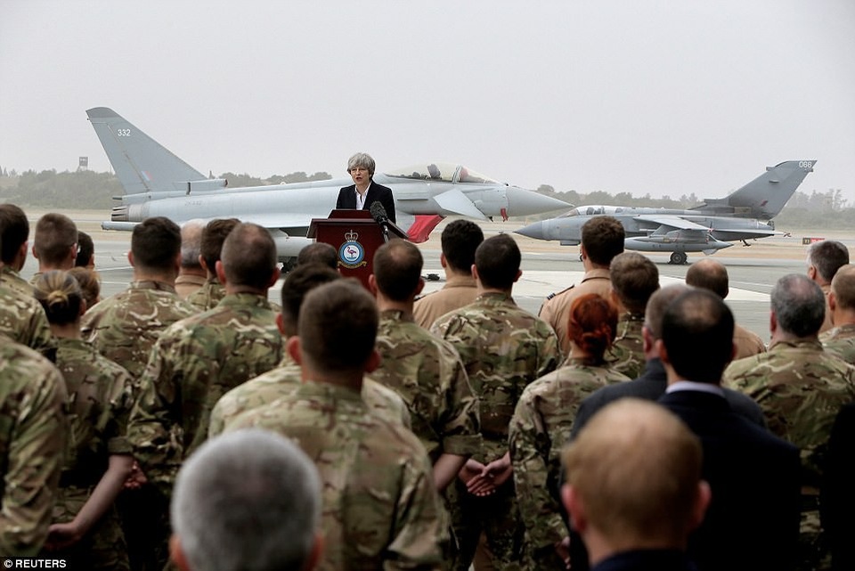 Thủ tướng Anh ngồi chuyên cơ xem máy bay chiến đấu diễn tập - 4