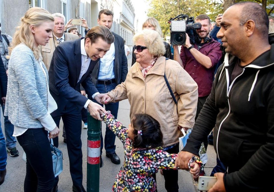 Chuyện tình 13 năm ngọt ngào của ứng cử viên Thủ tướng Áo - 5
Mối quan hệ giữa ông Sebastian Kurz và bạn gái rất tốt đẹp. Cô Thier luôn theo sát người bạn đời trong suốt giai đoạn căng thẳng nhất của cuộc tranh cử và trong những sự kiện quan trọng. (Ảnh: Reuters)