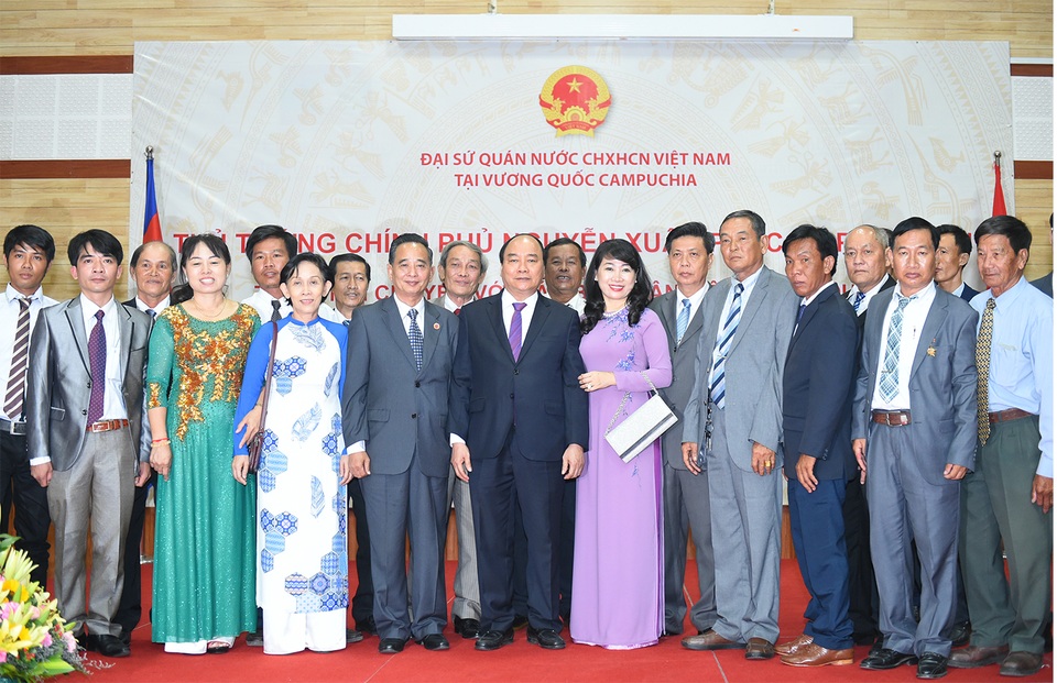 Thủ tướng: Nhói lòng vì những vất vả của người Việt tại Campuchia - 2 Thủ tướng chụp ảnh lưu niệm với bà con, cộng đồng người Việt trên đất bạn.