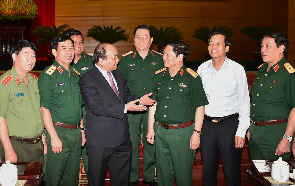 Thủ tướng dự hội nghị Quân chính toàn quân - 1 Thủ tướng trao đổi cùng các tướng lĩnh quân đội, công an.