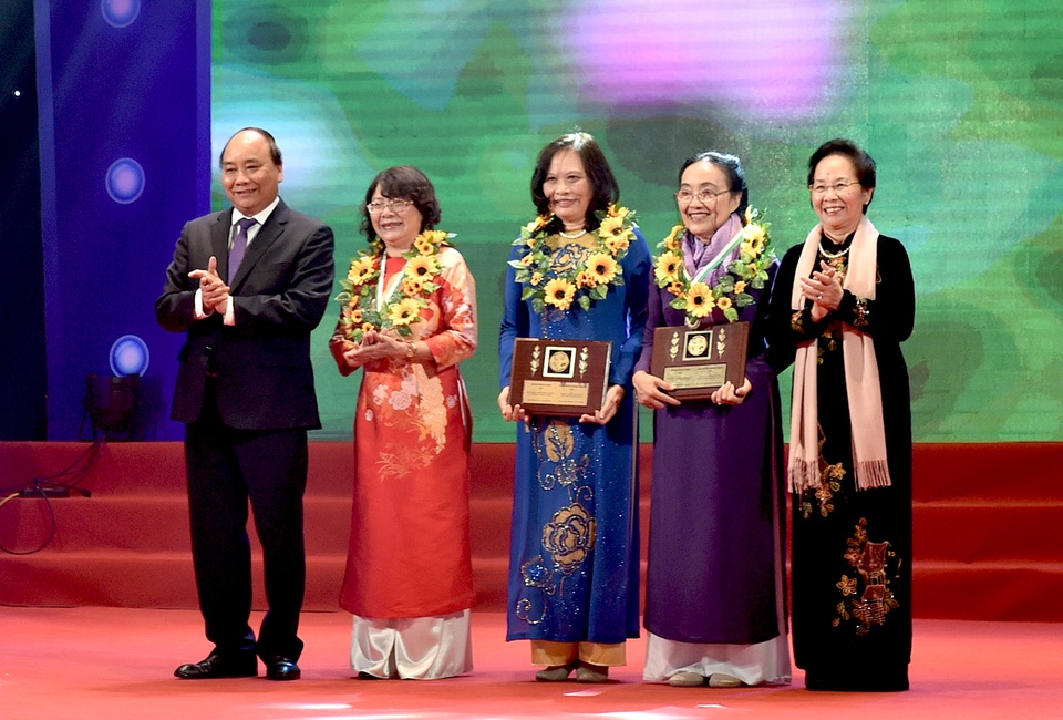 Thủ tướng đọc thơ Macxim Gorki tặng chị em phụ nữ - 2
Thủ tướng Nguyễn Xuân Phúc (trái) và nguyên Phó Chủ tịch nước Nguyễn Thị Doan (phải) trao Giải thưởng Kovalevskaia năm 2016 cho các tập thể, cá nhân. (Ảnh: Chinhphu)