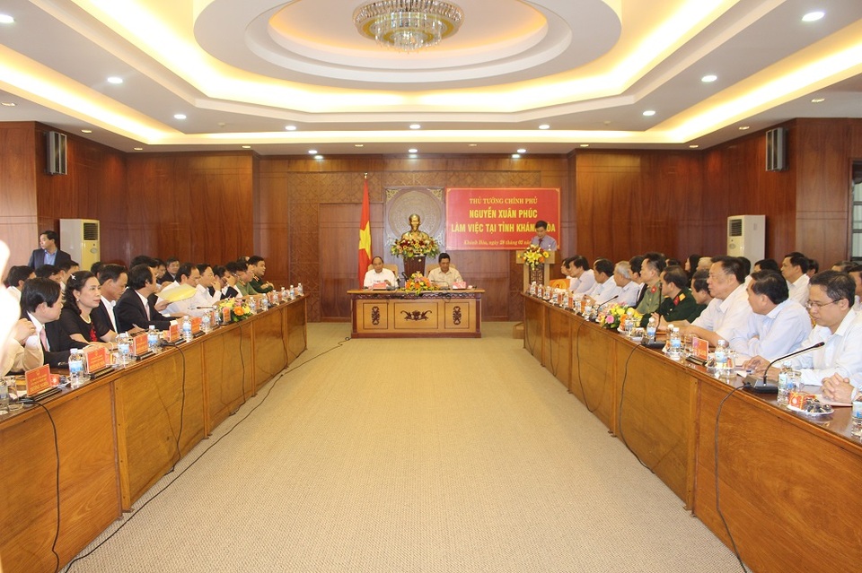 Thủ tướng: Chính quyền phải cùng lo, cùng làm, cùng đối thoại với dân - 1 Chiều 28/2, Thủ tướng Nguyễn Xuân Phúc cùng đoàn công tác đã có buổi làm việc với lãnh đạo chủ chốt của tỉnh Khánh Hòa sau khi dự Lễ thượng cờ 2 tàu ngầm Kilo ở Cam Ranh