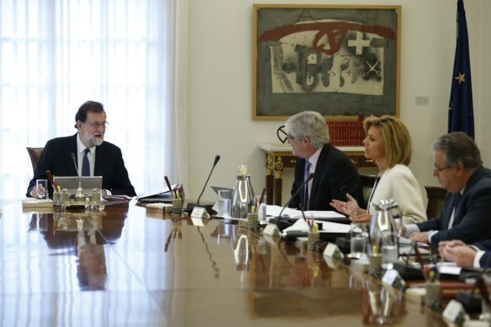 Tây Ban Nha sẽ giải tán chính quyền ly khai Catalonia - 1 Thủ tướng Tây Ban Nha Mariano Rajoy tại phiên họp nội các ngày 21/10. (Ảnh: Reuters)