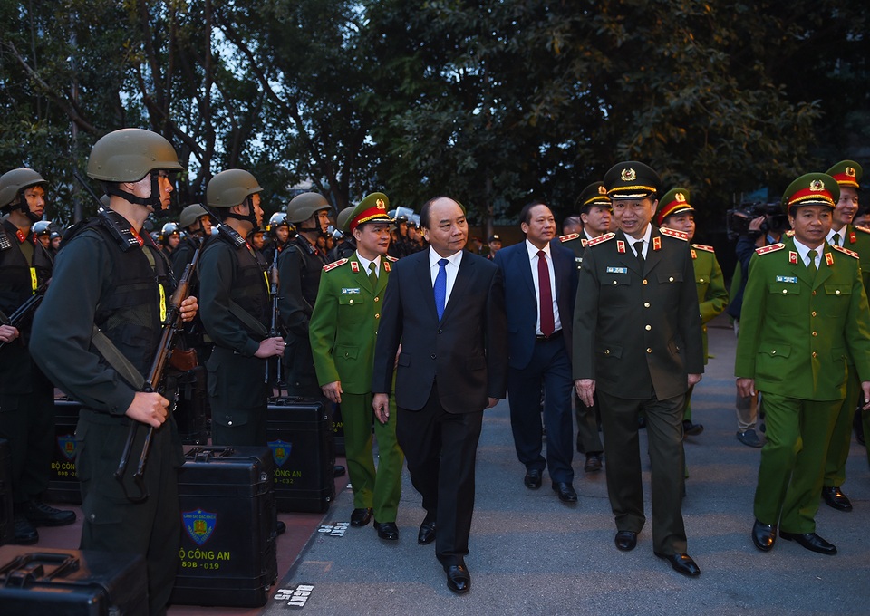 Thủ tướng: Nhiệm vụ nặng nề, cán bộ thiếu bản lĩnh sẽ không thể hoàn thành - 1 Thủ tướng thăm lực lượng cảnh sát cơ động.