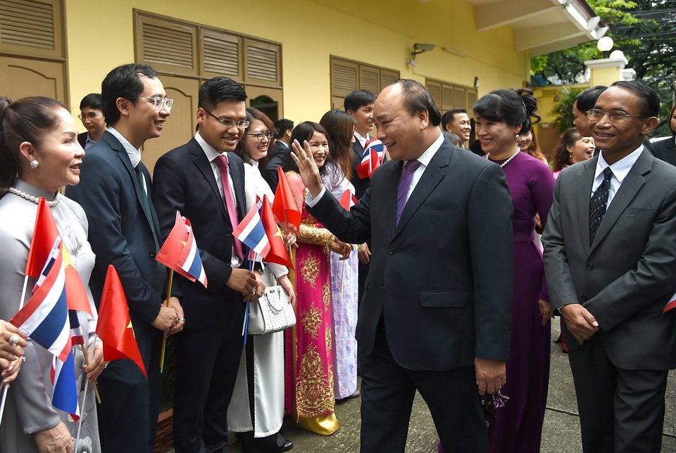 Thủ tướng thăm Đại sứ quán Việt Nam và gặp gỡ cộng đồng người Việt tại Thái Lan