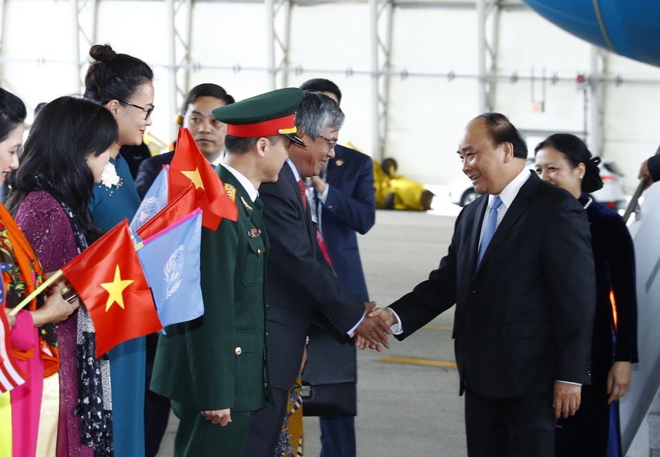 Thủ tướng Nguyễn Xuân Phúc tới New York, bắt đầu thăm chính thức Hoa Kỳ - 2
Lễ đón Thủ tướng Nguyễn Xuân Phúc tại sân bay John F.Kennedy. Ảnh: Thống Nhất – TTXVN