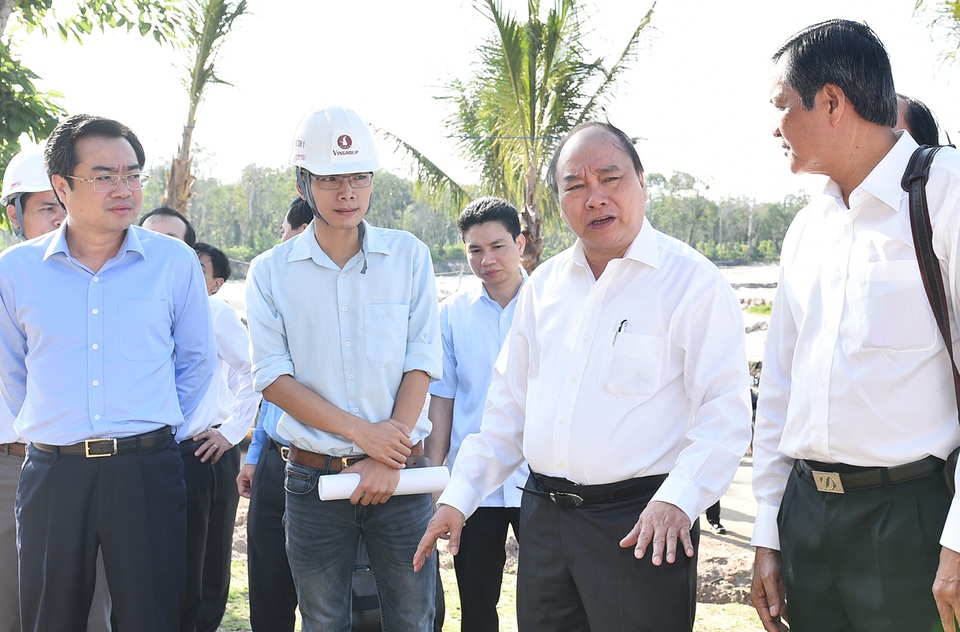 Thủ tướng thị sát một công trình đang xây dựng bên bờ biển.