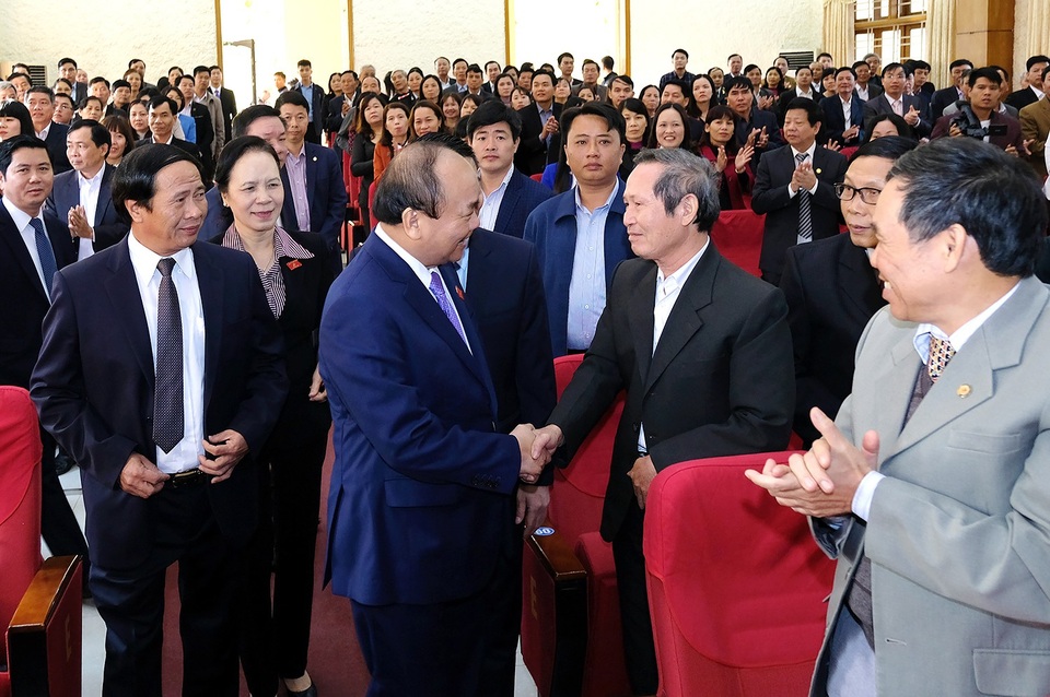Thủ tướng: Thu nhập tăng nhưng vẫn thấp, nếu thỏa mãn nghĩa là thụt lùi - 2 Thủ tướng trò chuyện, trao đổi với các cử tri tại Hải Phòng