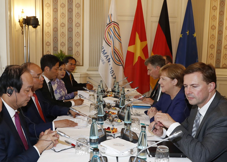 Thủ tướng Angela Merkel: Đức coi trọng vai trò và vị thế Việt Nam trên trường quốc tế - 2
Tiếp tục chuyến thăm Cộng hòa Liên bang Đức và tham dự Hội nghị Thượng đỉnh G20, tối 6/7/2017 (theo giờ địa phương), tại thành phố Hamburg, Thủ tướng Nguyễn Xuân Phúc hội đàm với Thủ tướng Đức Angela Merkel. Ảnh: Thống Nhất-TTXVN