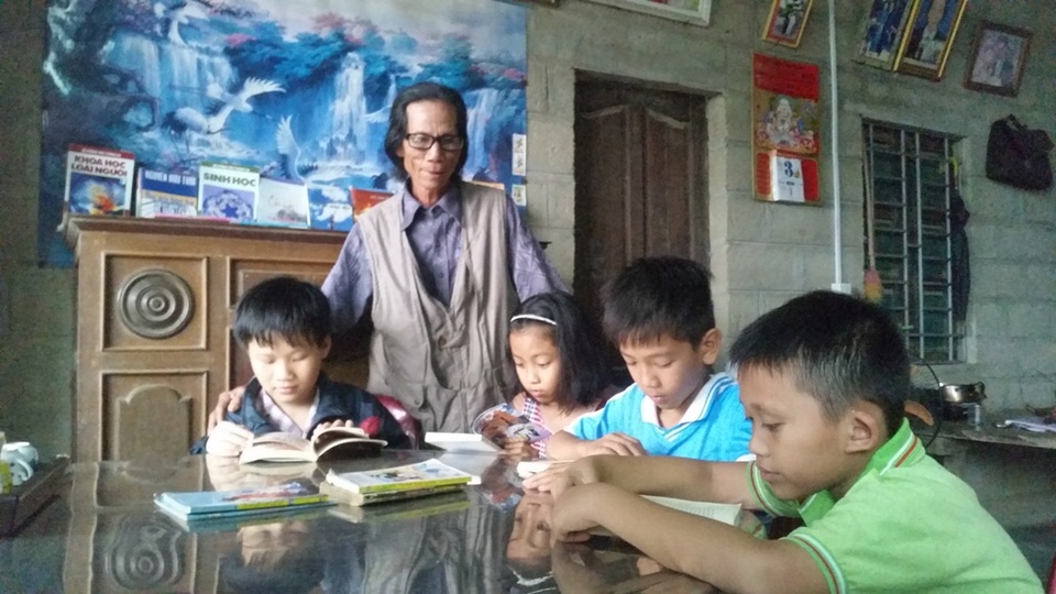 "Thư viện" làng quê miễn phí của người nông dân nghèo - 1 Ông Trương Hào, “chủ nhân” của thư viện và các em học sinh đang say mê đọc sách. Lúc nào đến đọc sách các em cũng được ông Hào hỏi thăm việc học tập cùng những lời động viên để các em có thêm cố gắng