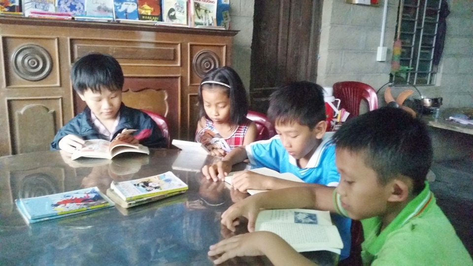 "Thư viện" làng quê miễn phí của người nông dân nghèo - 3 Sau mỗi giờ học, thành thói quen các em lại về với thư viện ông Hào