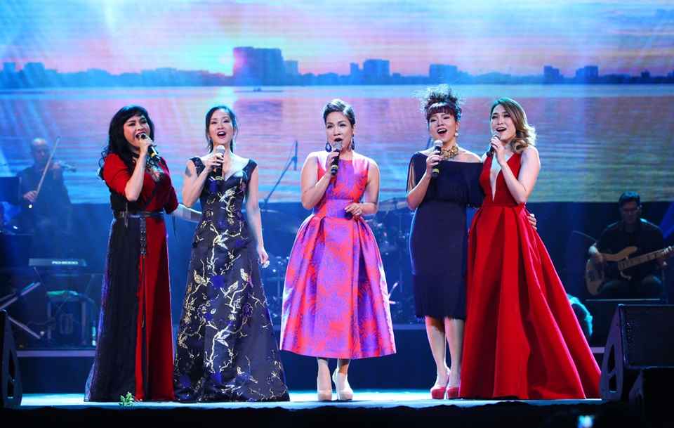 “Bống” Hồng Nhung cố mãi cũng không hát giống… Mỹ Tâm - 17 Thanh Lam, Hồng Nhung, Mỹ Linh, Trần Thu Hà và Mỹ Tâm hát liên khúc “Nhớ mùa thu Hà Nội”, “Ngẫu hứng phố”, “Mong về Hà Nội”, “Hà Nội mùa vắng những cơn mưa”, “Hà Nội đêm trở gió”.
